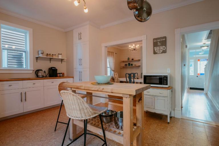 Downtown Heritage Home | 3 Bed + Backyard - B&B San Juan de Terranova
