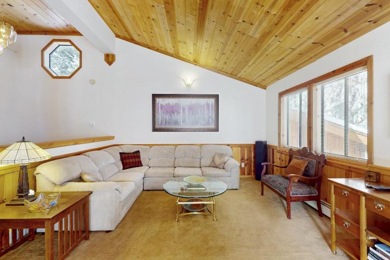Rustic home with wood stove deck open floor plan & nearby activities - B&B Carnelian Bay