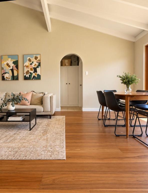 Floreat Family Home - With Kids Play Equipment - Bed and Breakfast Perth