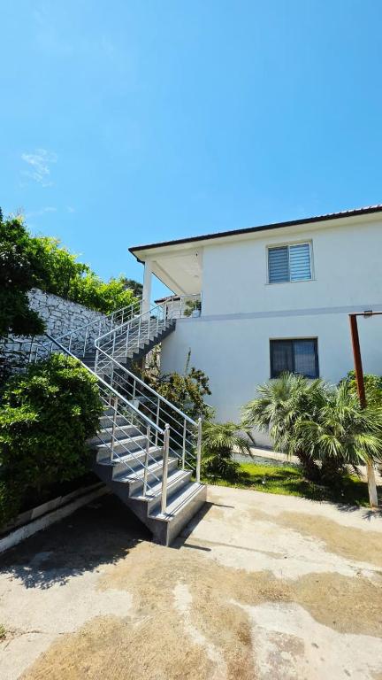 Selimi House - Ferienwohnung Shirokë