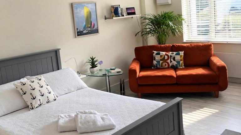 River Studio Sleeps 2 w Parking & Dog Friendly - B&B Southampton