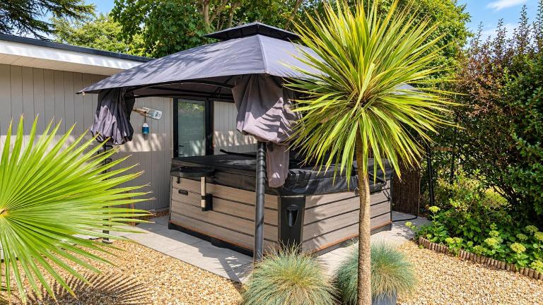 Garden Studio Sleeps 2 w Hot Tub & Pet Friendly - B&B Southampton