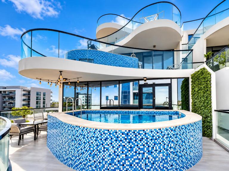 Vogue Vacation Homes, Samana Golf Avenue Dubai Studio City near First Avenue Mall, Two Bedroom Apartment with Balcony and Private Pool, Access to all Amenities - B&B Dubai