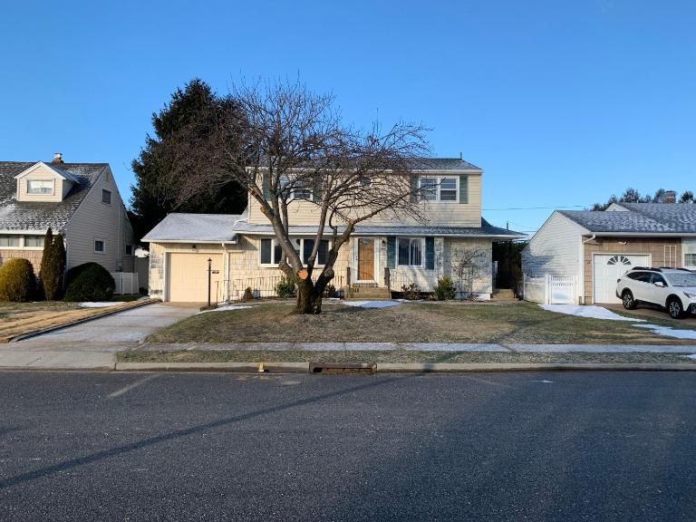 Spacious 4BR Entire House w Parking, Sleeps 10 - Direct NYC Train in 45 min - Chambres d'hôtes Hicksville