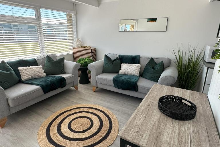Mardle, Modern Dog Friendly Chalet, Walk to Hemsby Beach, Shops and Cafes - B&B Hemsby