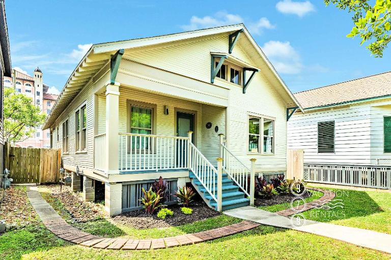 Grand Galvez Getaway - Iconic View, Quick Walk to BEACH! - Chambres d'hôtes Galveston