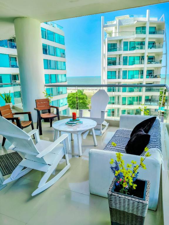 Beachfront 3-Bedroom Apartment, 5 min to Airport - Ferienwohnung Cartagena