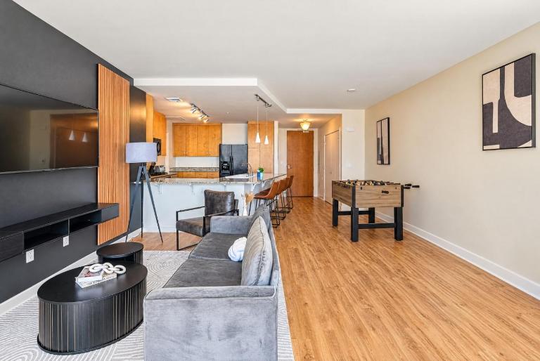 Stylish 1BR HighRise DT, Parking, Pool, Gym, W-D, Golf - Chambres d'hôtes Phoenix