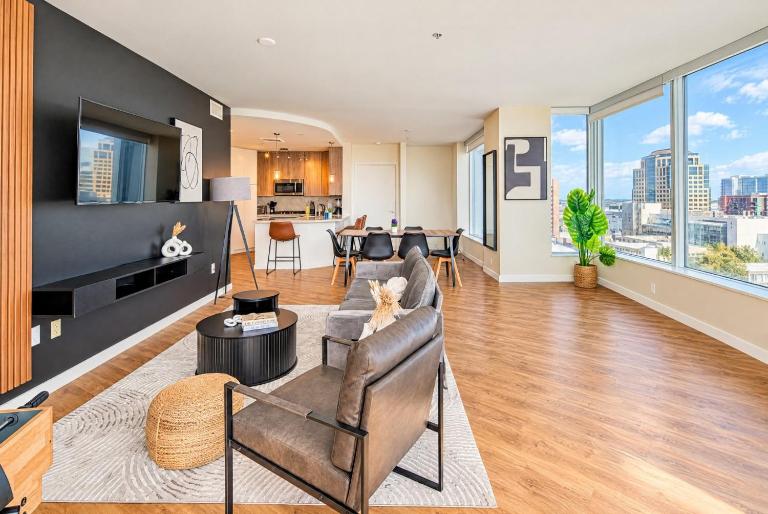 Modern HighRise Sanctuary, Gym, Pool, Prking, W-D, Golf - B&B Phoenix