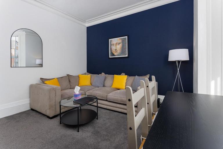 Flatzy - Sleeps 16 Near Football Ground & Ping Pong Table - B&B Liverpool