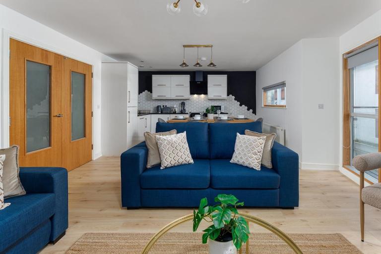 Flatzy - Prime City Apartment with Free Parking & Ping Pong Table - B&B Liverpool