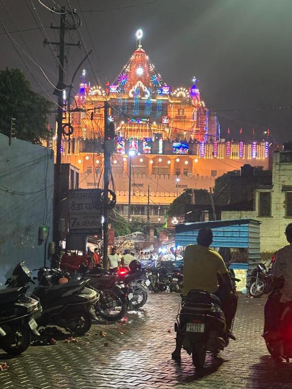 Divine Stay - Front of Krishna Janambhoomi Temple - 3Km Station - Govt & Tourism Certified - Bed and Breakfast Mathura