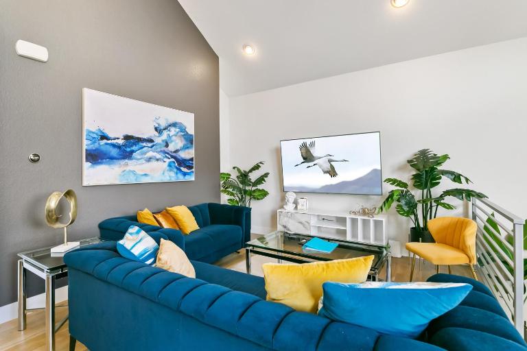 Bright 2BD 2BA Home 15 Mins to Downtown - Bed and Breakfast Denver