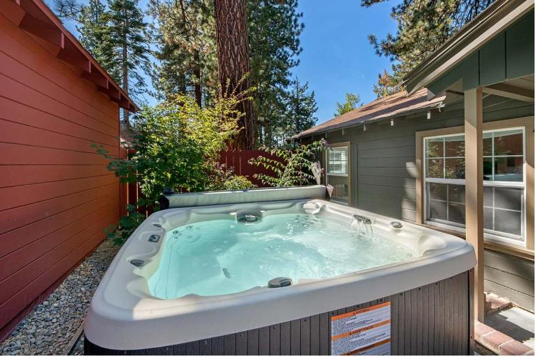 Modern Hideaway with Hot Tub & Firepit - Walk to Beach & Heavenly Village - B&B South Lake Tahoe