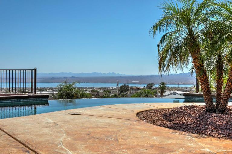 Infinity Pool & Lake Views: Havasu Group Escape - B&B Lake Havasu City