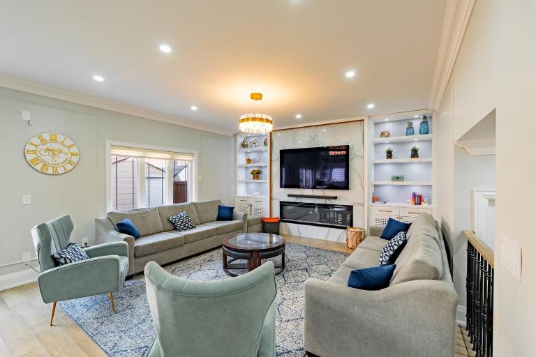 Elegant 4BR Home Large Kitchen & Lounge - Bed and Breakfast Brampton