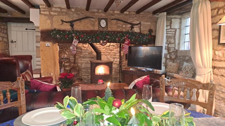 Graziers Cottage - character Cotswold cottage with inglenook, parking and pub nearby - B&B Cheltenham