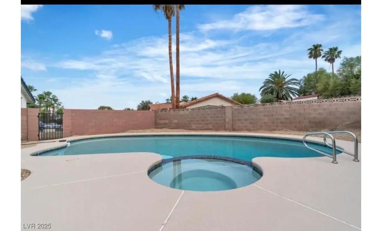4 bedroom Luxuriously Furnished Modern Mansion With Pool, Spa, and Patio - B&B Las Vegas