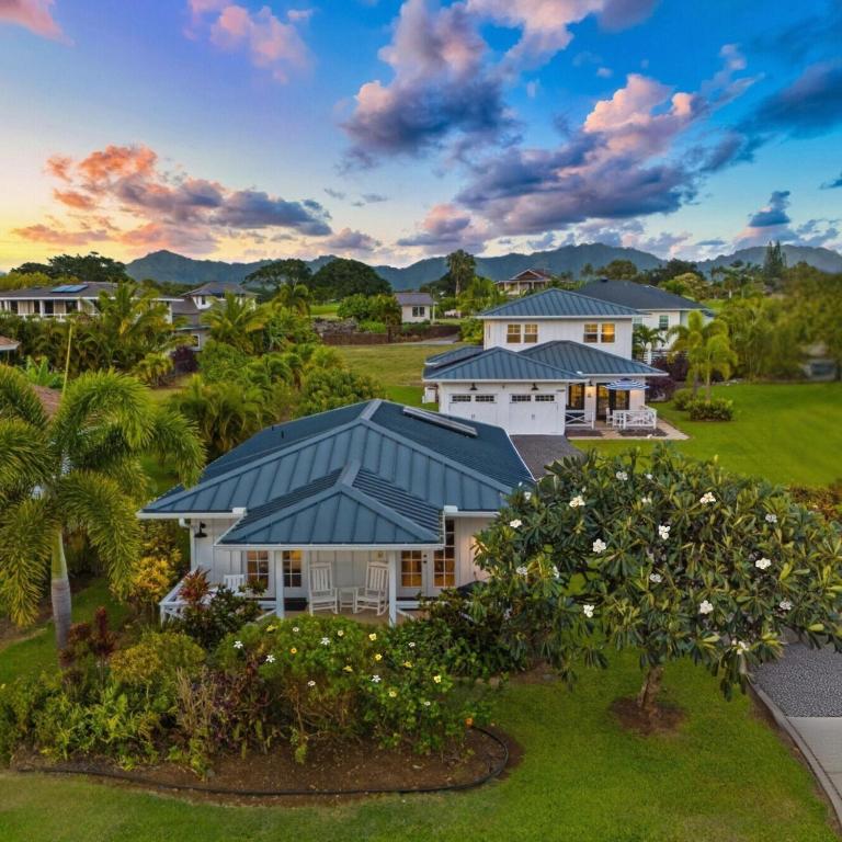 NEW - 7BD Farmhouse Estate - AC Pool Slide Gym Pickleball - Chambres d'hôtes Koloa