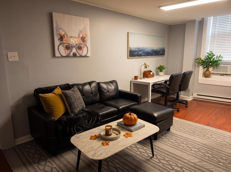 Redwood loft at Park Place King bed walk in closet fast WIFI and free coffee - Ferienwohnung Wilmington