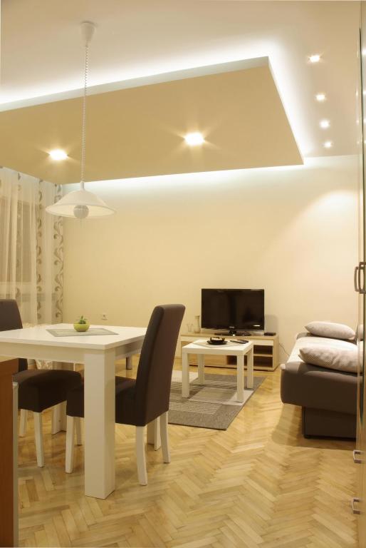 Square Studio Apartment - B&B Niš