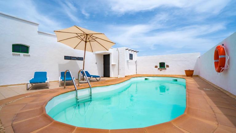 Villa with amazing views, jacuzzi and private pool - B&B San Bartolomé