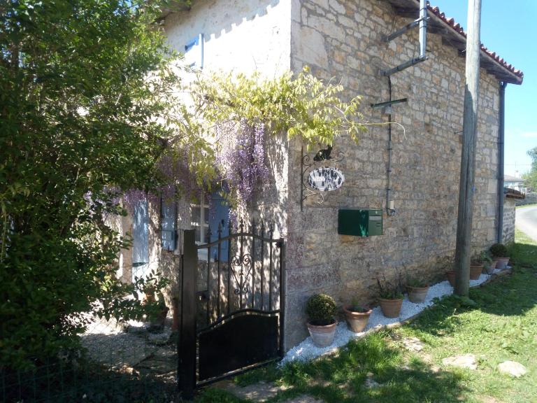 Chat Noir Gite et Chambre D'Hotes - Bed and Breakfast Genouillé