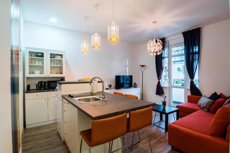 Bright City Center Apartment with Balcony - B&B Belgrado