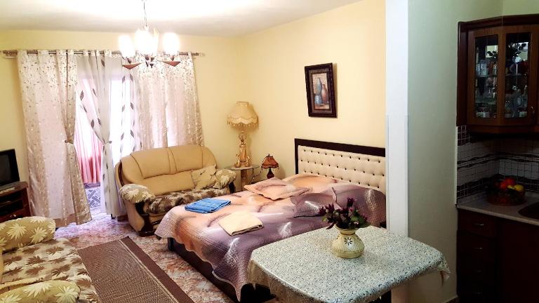 Berberi Guest House - Bed and Breakfast Pogradec