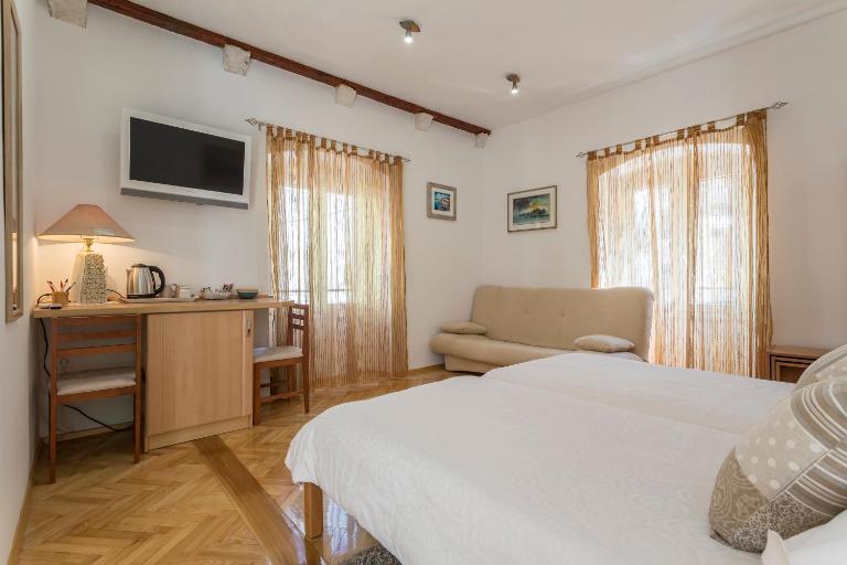 Carrara Accommodation - Bed and Breakfast Split