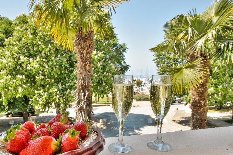 Sea View Boutique Apartman Villa Mediteran near Beach & Old Town - B&B Poreč