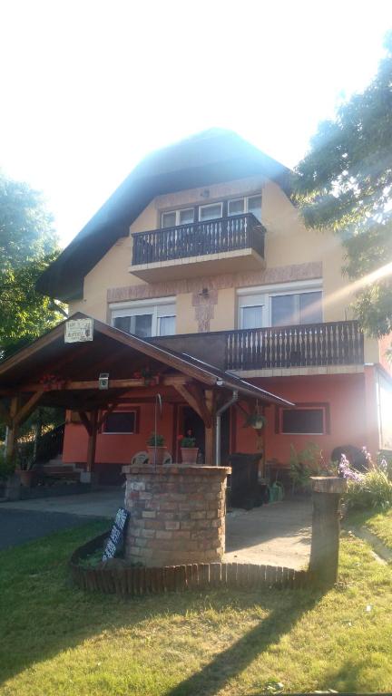 Ország Apartmanház - Bed and Breakfast Zalakaros