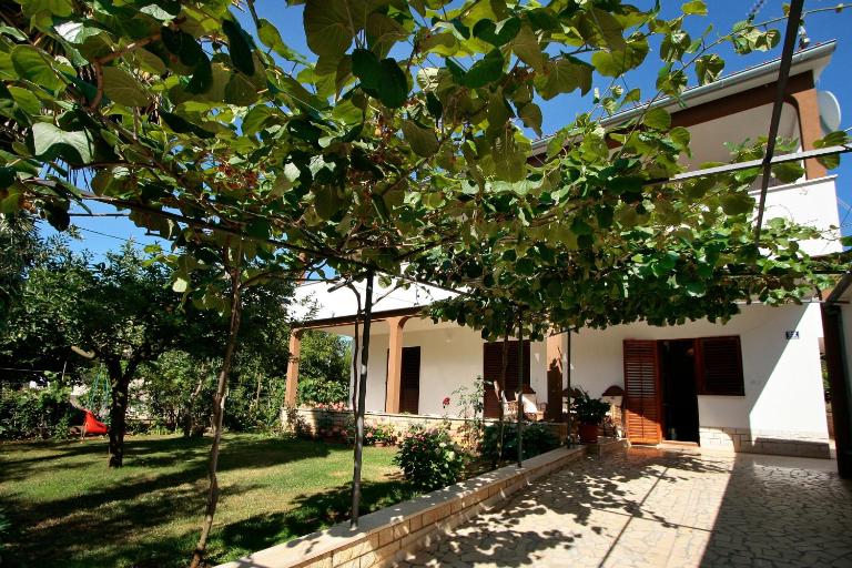 Apartment Kazalac Green Oasis - Chambres d'hôtes Poreč