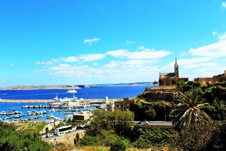 Il-Kannizzata luxurious Gozo penthouse with sea view & pool - B&B Ghajnsielem
