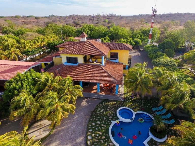 Solyar Luxury Spanish Beachfront Home - Bed and Breakfast Pochomil