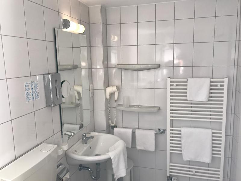 Double Room with Balcony image 4