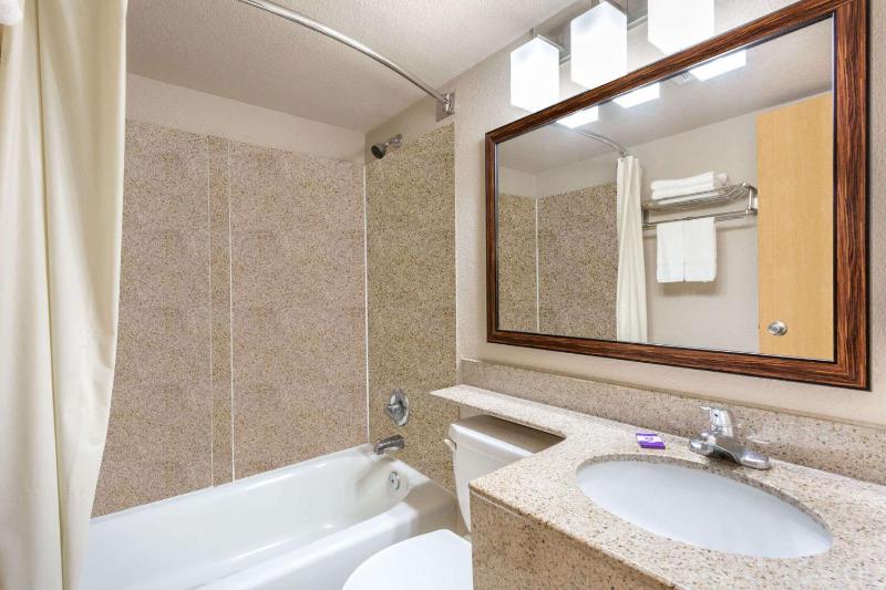 Deluxe King Room image 2