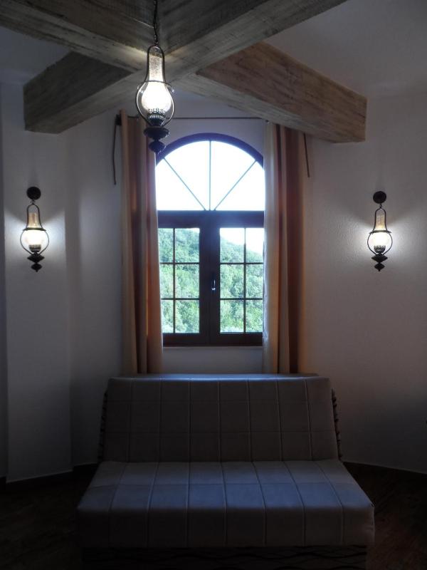 Deluxe Two-Bedroom Apartment with Sea View image 3