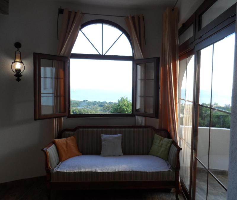 Deluxe Two-Bedroom Apartment with Sea View image 4
