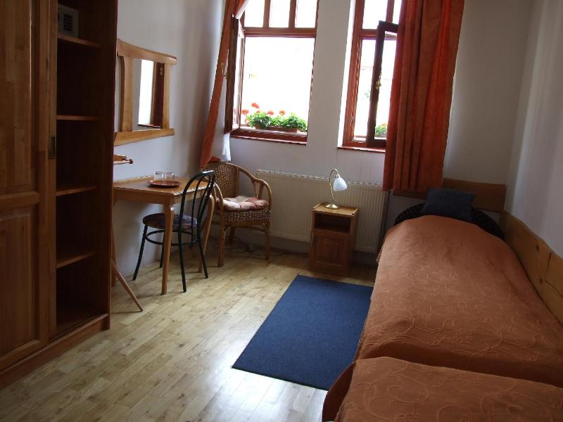 Standard Twin Room image 2