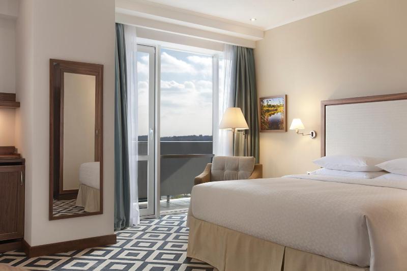 Deluxe Double Room with Balcony image 3