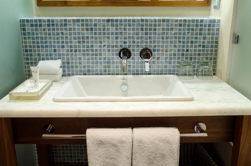 Classic Double Room image 3