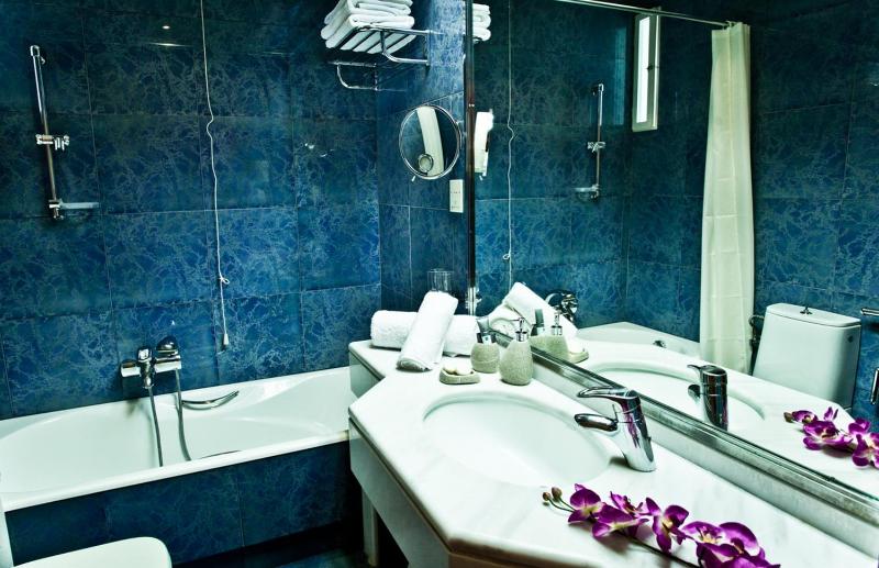 Family Suite with Mountain View (2 adults + 2 children) image 3