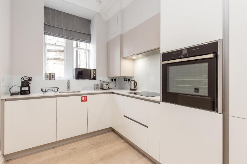 One-Bedroom Apartment image 4