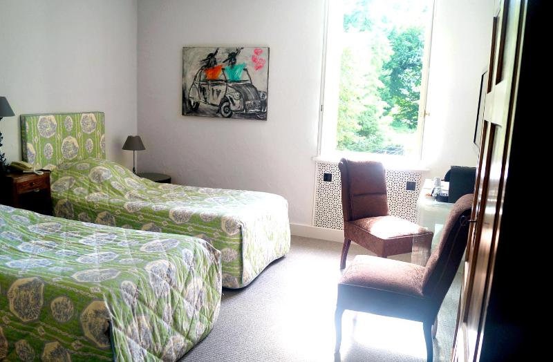 Twin Room image 4