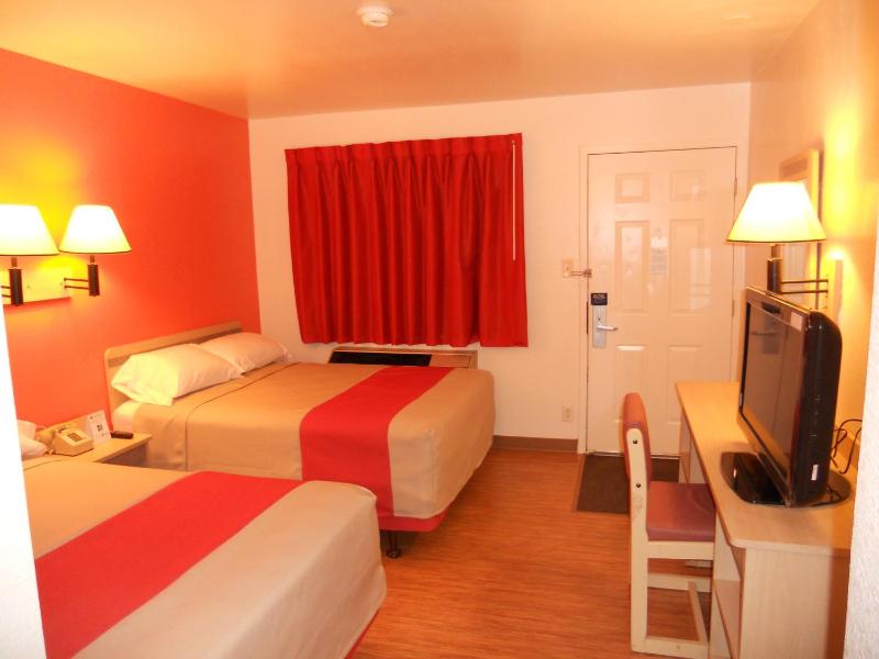 Quadruple Room - Disability Access - Non-Smoking image 3