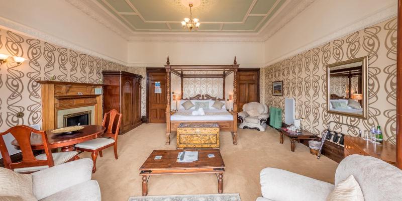 Junior Suite with Four Poster Bed image 2
