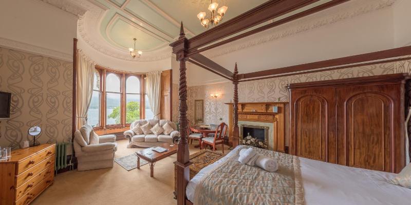 Junior Suite with Four Poster Bed image 1