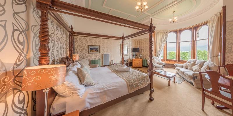 Junior Suite with Four Poster Bed image 3