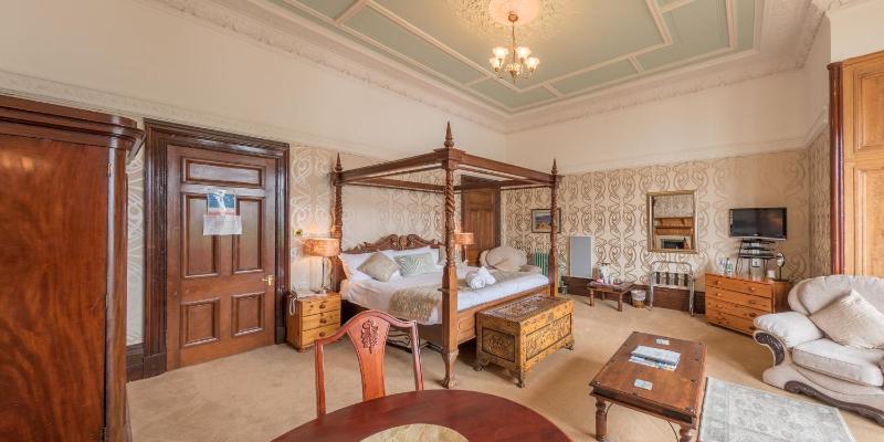 Junior Suite with Four Poster Bed image 4